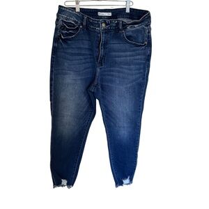 KanCan Distressed Skinny Crop Size 18W